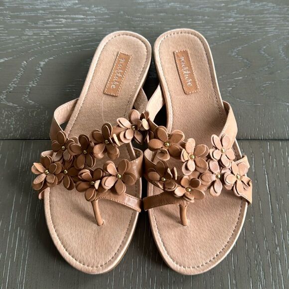 nurture Shoes - Nurture Women’s Floral & Studs Tan Leather Flip Flop Thong Casual Sandals Size 9